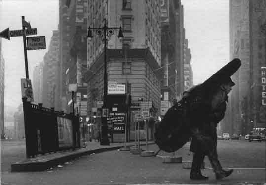 Photo des Bassisten Bill Crow auf dem Times Sqwuare in New York, 1958, von Dennis Stock