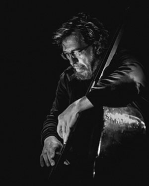 Johannes Schaedlich, Pressephoto mit Portrait des Musikers am Kontrabass im September 2022; Photo erstellt von Paul Needham).
