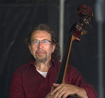 Johannes Schaedlich, Pressephoto mit Portrait des Musikers am Kontrabass im September 2012; Photo erstellt von Heidrun Kirchgessner; ausdrückliche Genehmigung der Autorin zur Verwendung liegt vor (s. Verlinkung des Photos mit dem betr. PDF-Dokument).
